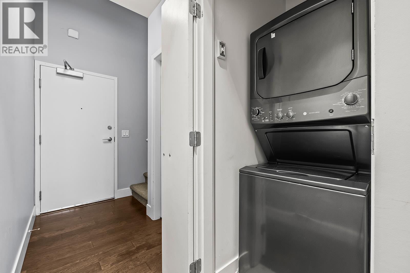 full sized washer dryer on main - 1289 Ellis Street Unit# 411, Kelowna, BC - Indoor Photo Showing Laundry Room