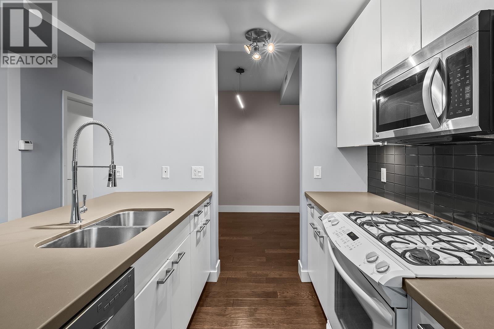 1289 Ellis Street Unit# 411, Kelowna, BC - Indoor Photo Showing Kitchen With Double Sink