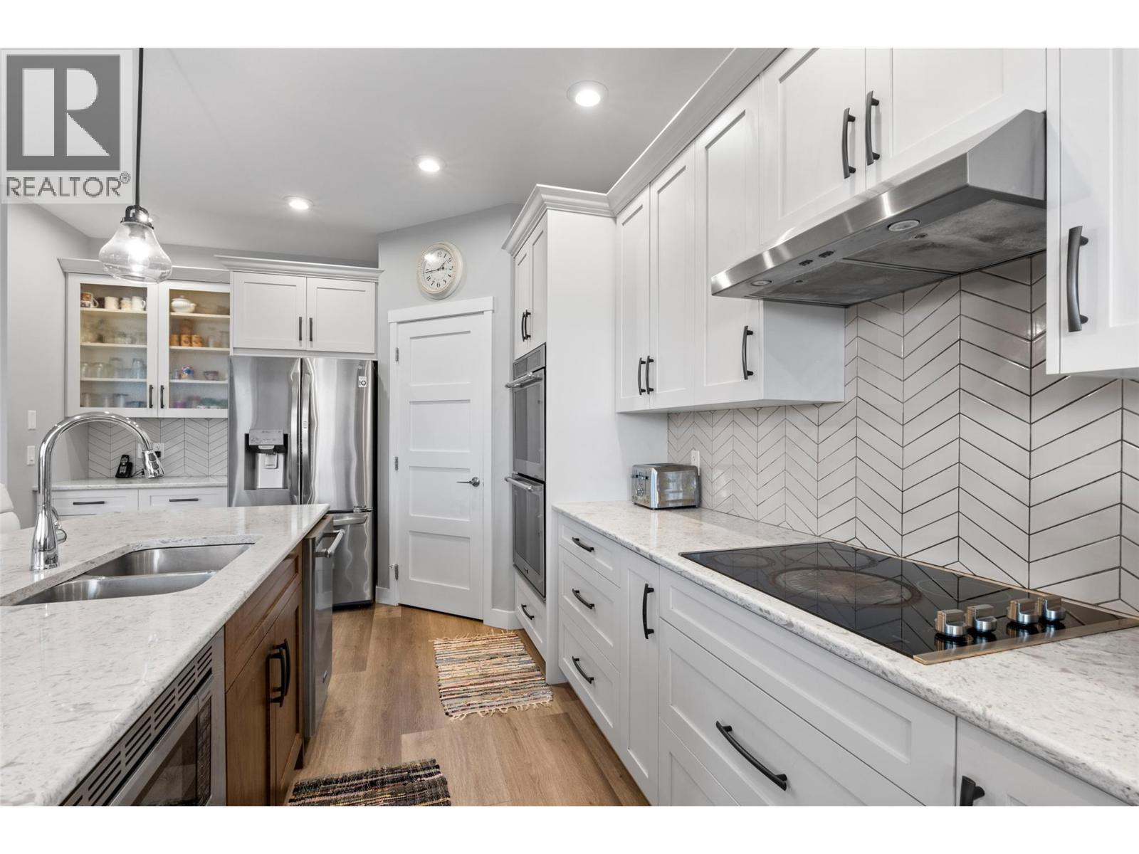2244 Doubletree Crescent, Kamloops, BC - Indoor Photo Showing Kitchen With Double Sink With Upgraded Kitchen