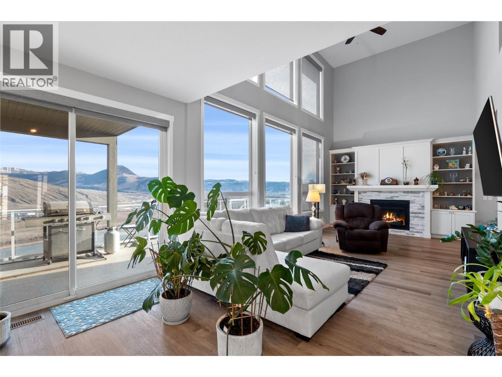 2244 Doubletree Crescent, Kamloops, BC - Indoor Photo Showing Living Room With Fireplace
