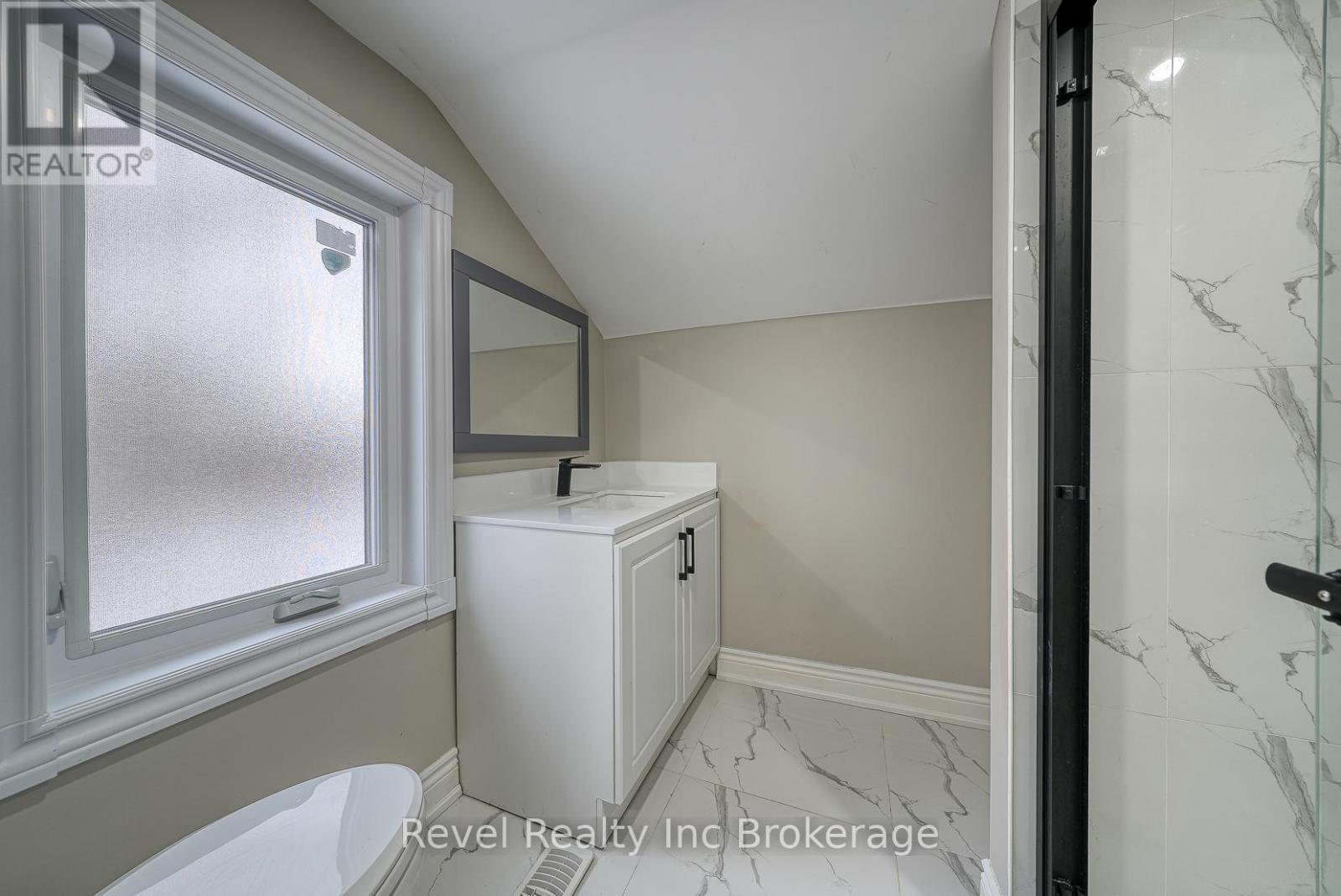 123 Charles Street E, Ingersoll (Ingersoll - South), ON - Indoor Photo Showing Laundry Room