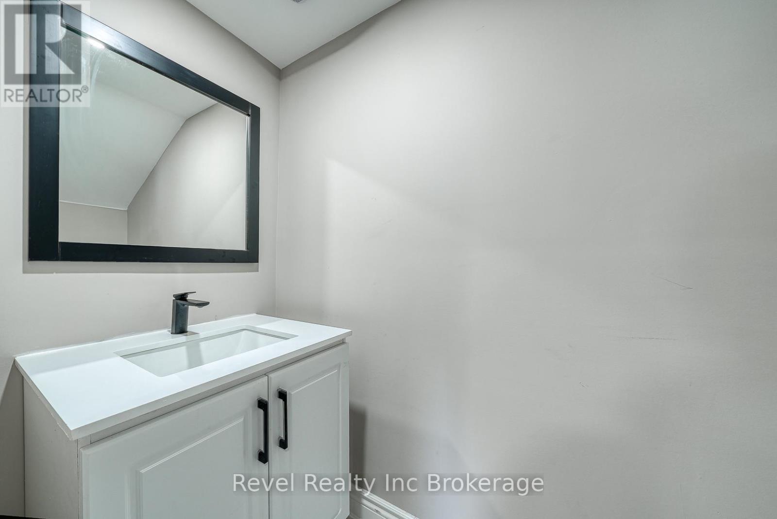 123 Charles Street E, Ingersoll (Ingersoll - South), ON - Photo Showing Bathroom