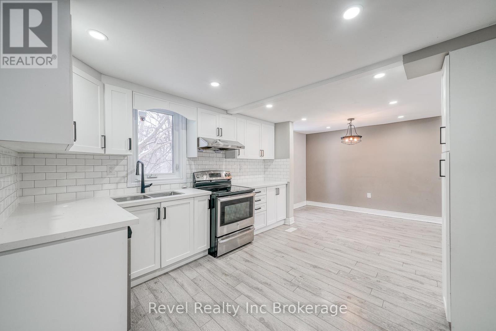 123 Charles Street E, Ingersoll (Ingersoll - South), ON - Indoor Photo Showing Kitchen With Double Sink