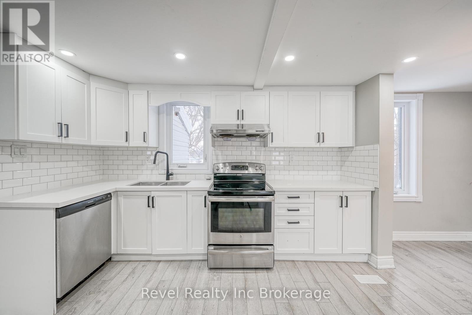 123 Charles Street E, Ingersoll (Ingersoll - South), ON - Indoor Photo Showing Kitchen With Upgraded Kitchen