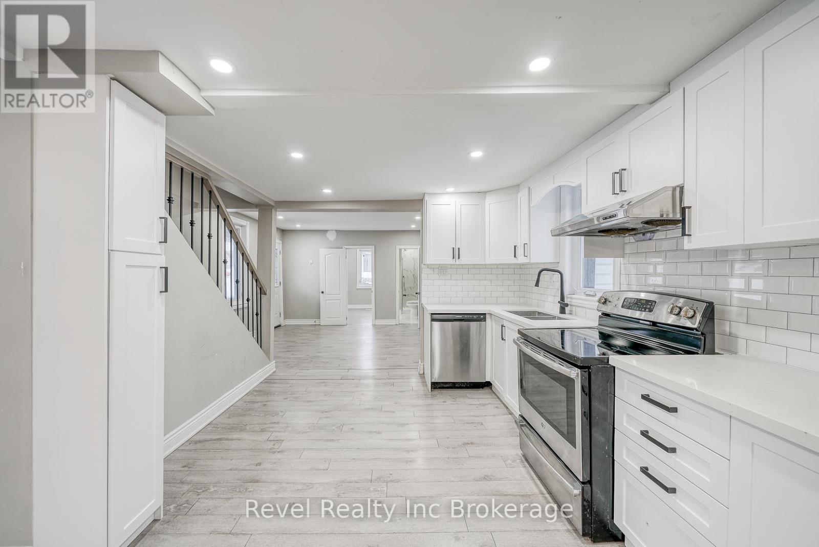 123 Charles Street E, Ingersoll (Ingersoll - South), ON - Indoor Photo Showing Kitchen With Upgraded Kitchen