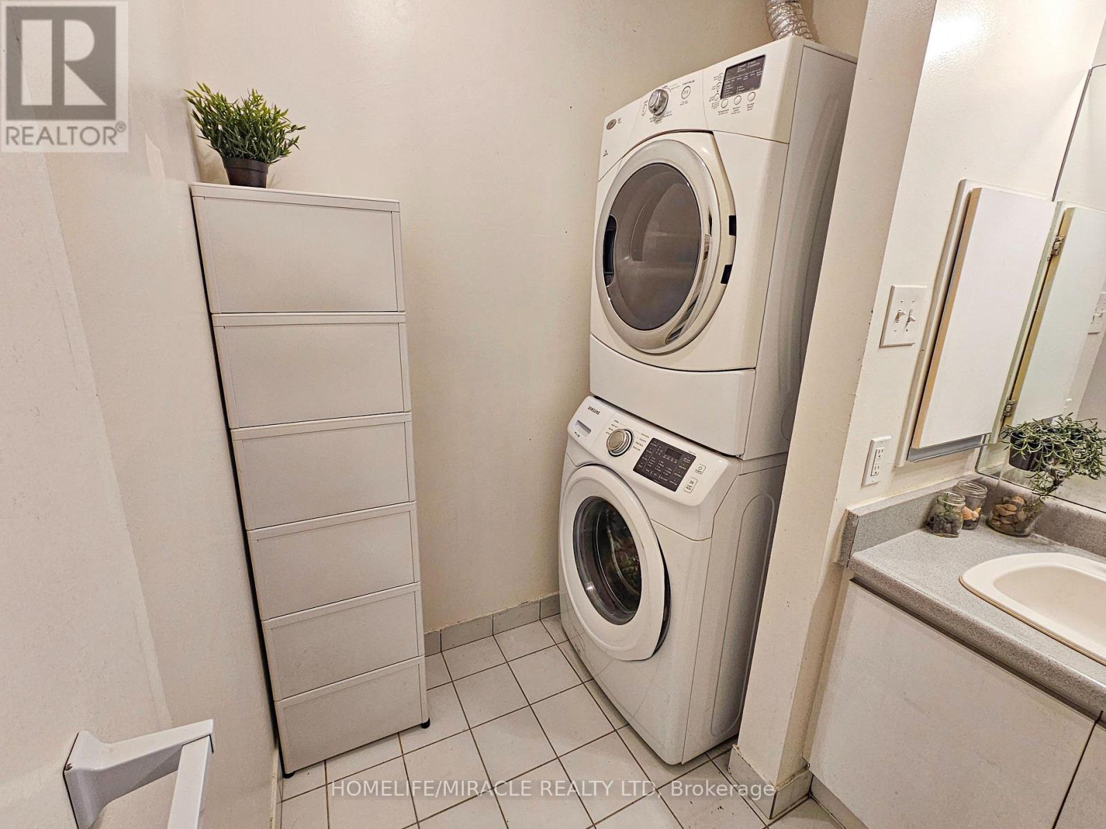 1206 - 12 Laurelcrest Street, Brampton, ON - Indoor Photo Showing Laundry Room