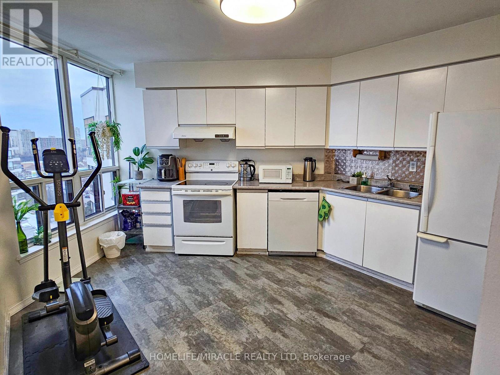 1206 - 12 Laurelcrest Street, Brampton, ON - Indoor Photo Showing Kitchen