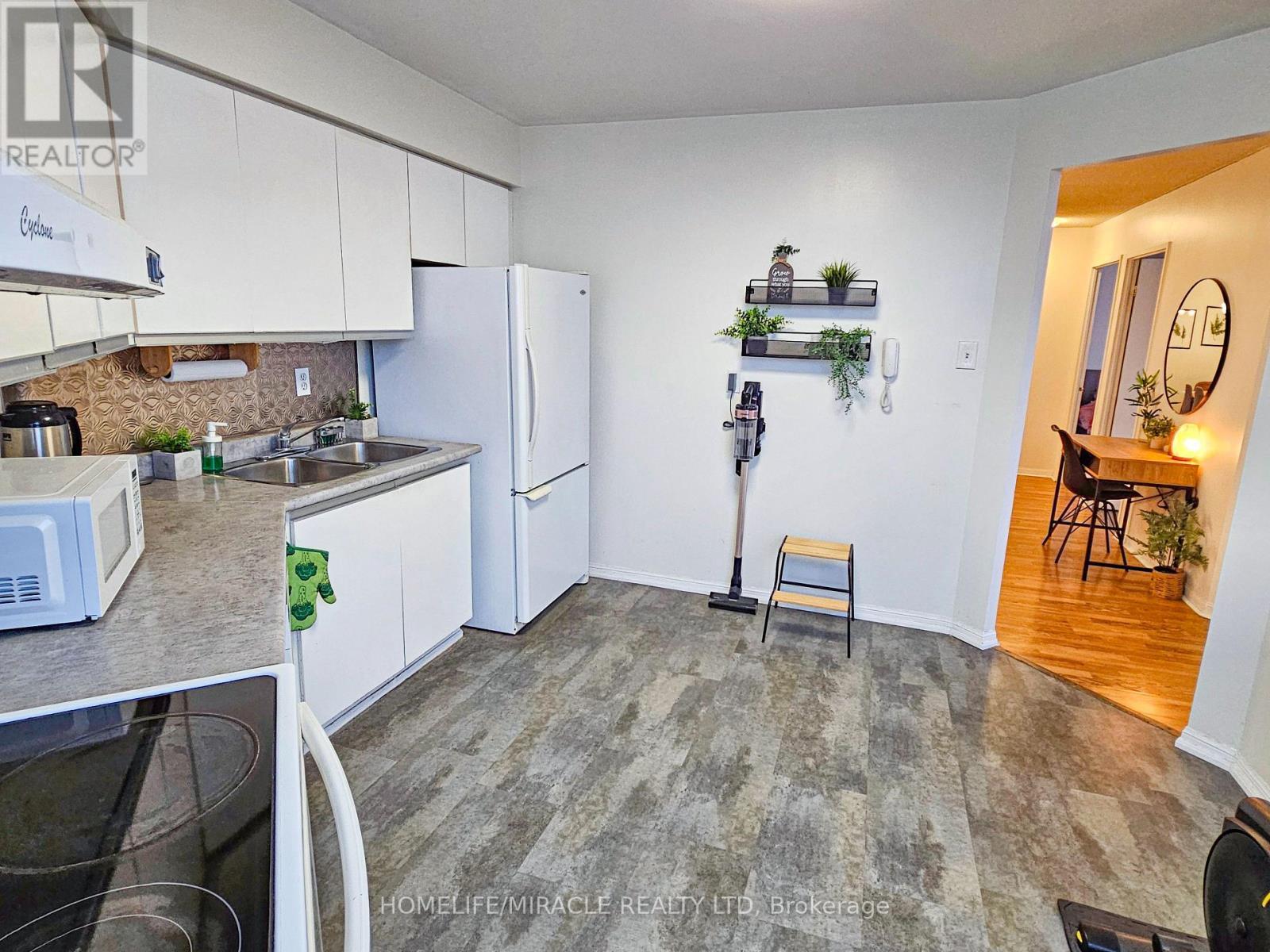 1206 - 12 Laurelcrest Street, Brampton, ON - Indoor Photo Showing Kitchen With Double Sink