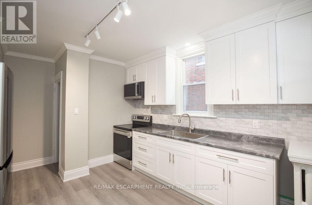 1 - 22 Prospect Street S, Hamilton, ON - Indoor Photo Showing Kitchen