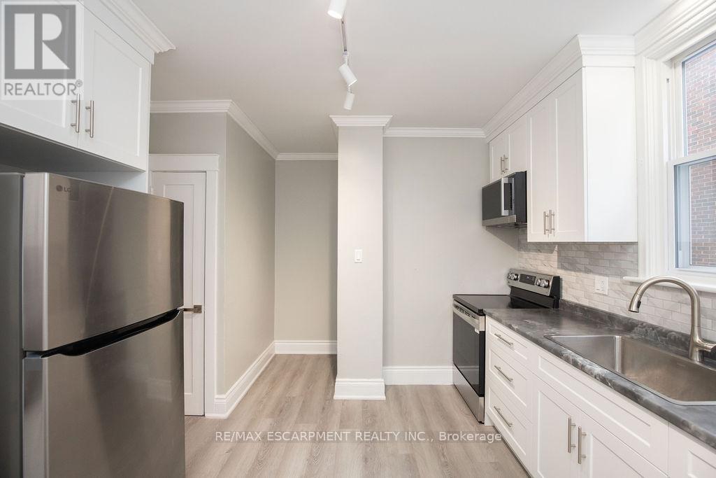 1 - 22 Prospect Street S, Hamilton, ON - Indoor Photo Showing Kitchen
