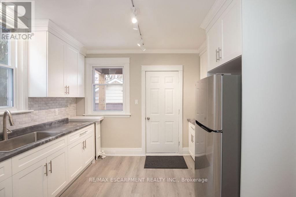 1 - 22 Prospect Street S, Hamilton, ON - Indoor Photo Showing Kitchen With Double Sink