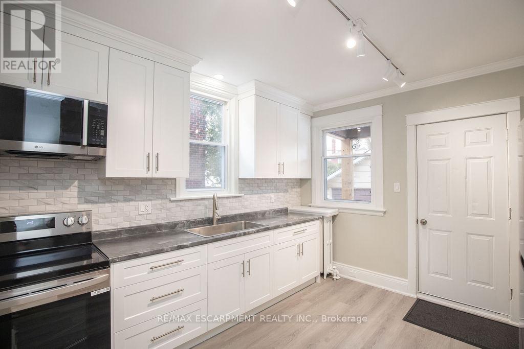 1 - 22 Prospect Street S, Hamilton, ON - Indoor Photo Showing Kitchen