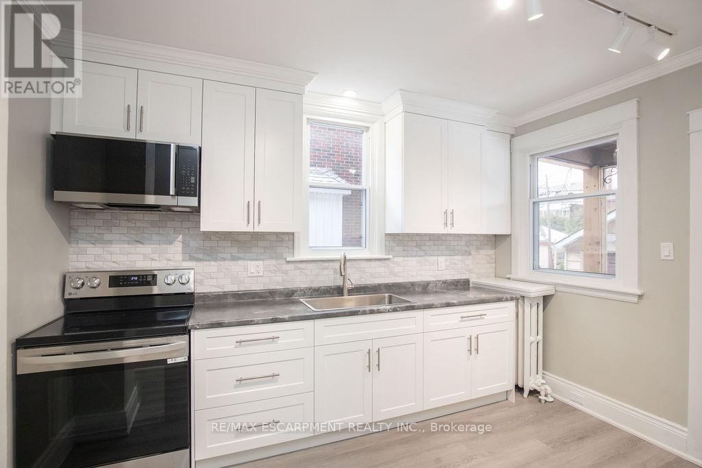 1 - 22 Prospect Street S, Hamilton, ON - Indoor Photo Showing Kitchen