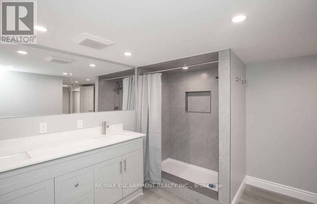 1 - 22 Prospect Street S, Hamilton, ON - Indoor Photo Showing Bathroom