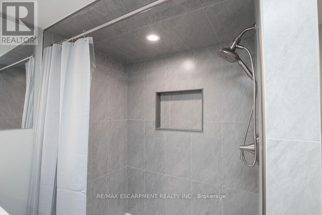 1 - 22 Prospect Street S, Hamilton, ON - Indoor Photo Showing Bathroom