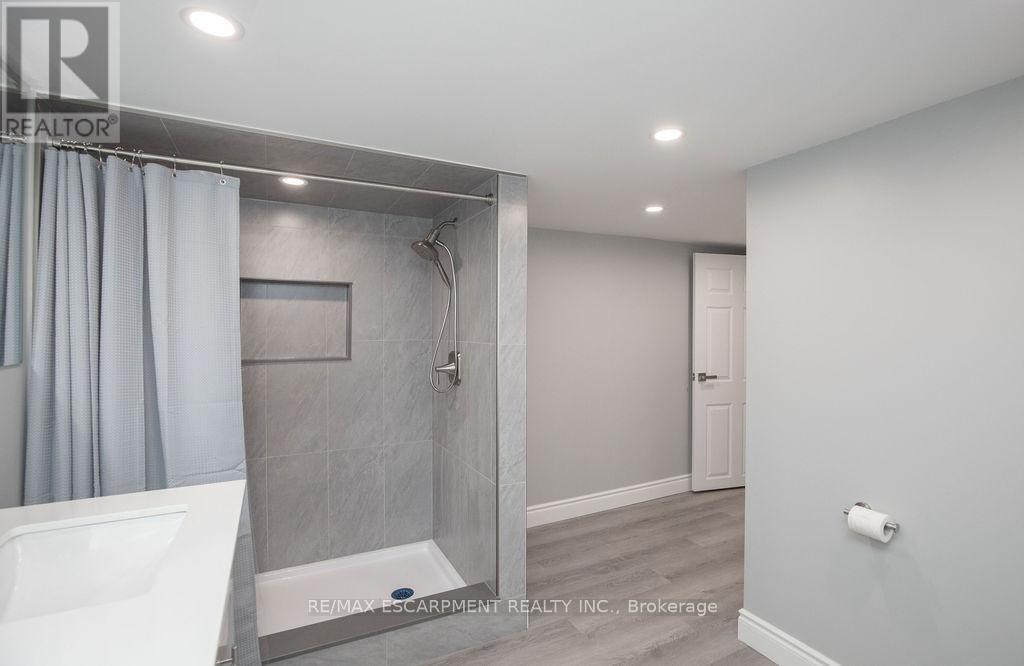 1 - 22 Prospect Street S, Hamilton, ON - Indoor Photo Showing Bathroom