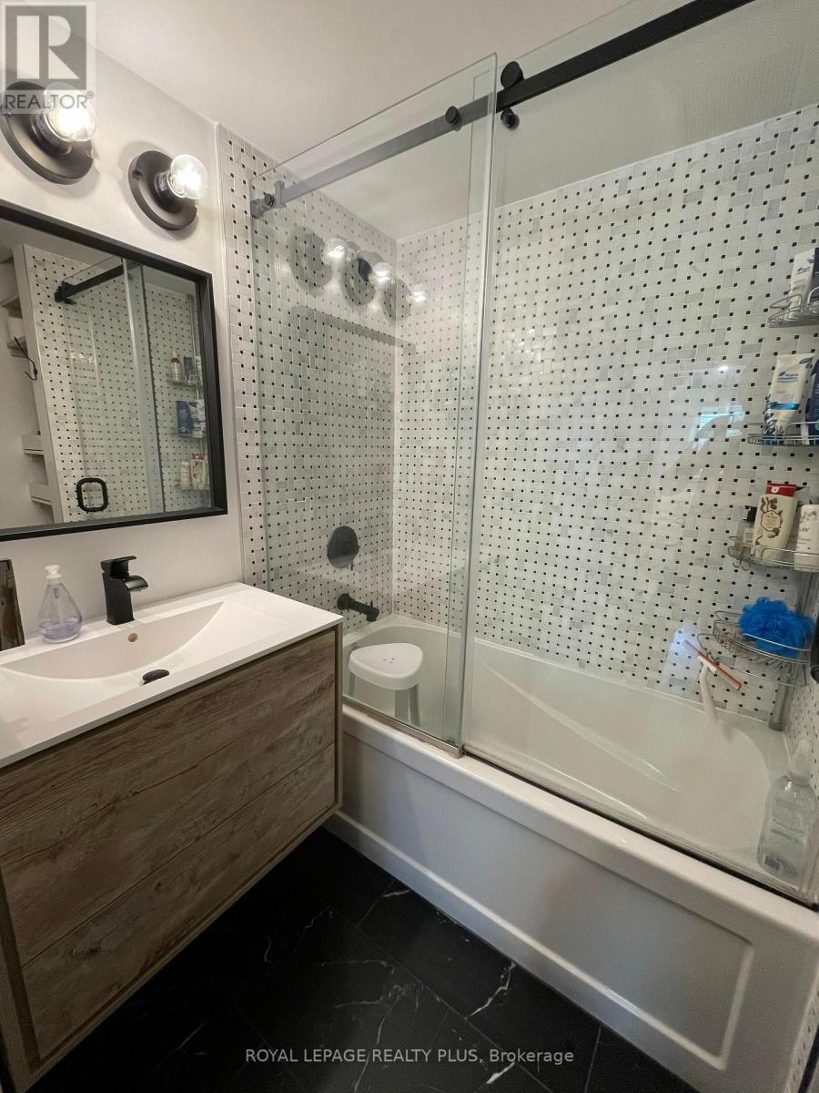 38C Shank Street, Toronto, ON - Indoor Photo Showing Bathroom