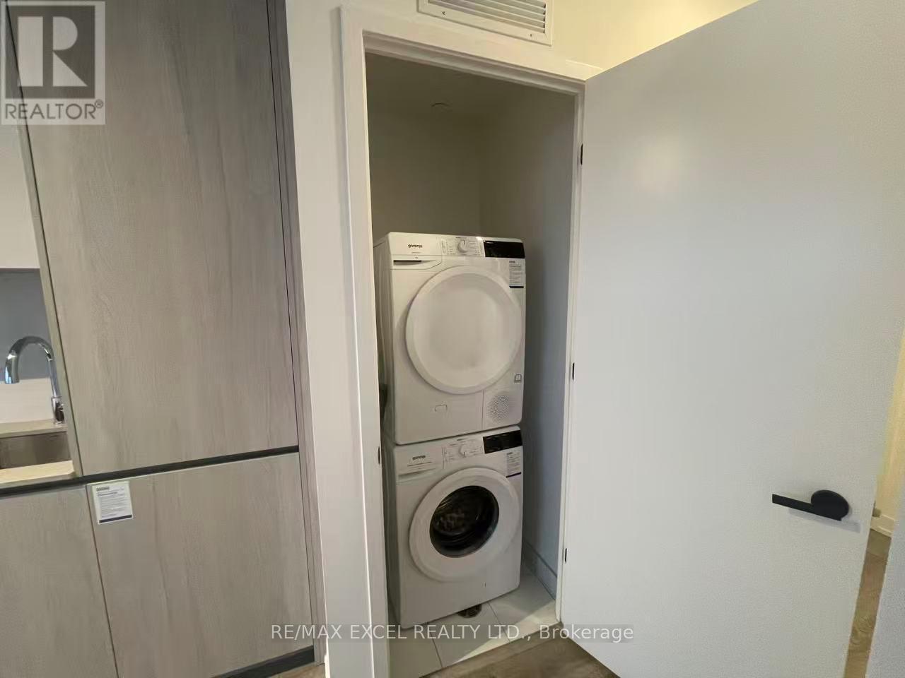 4006 - 8 Interchange Way, Vaughan, ON - Indoor Photo Showing Laundry Room