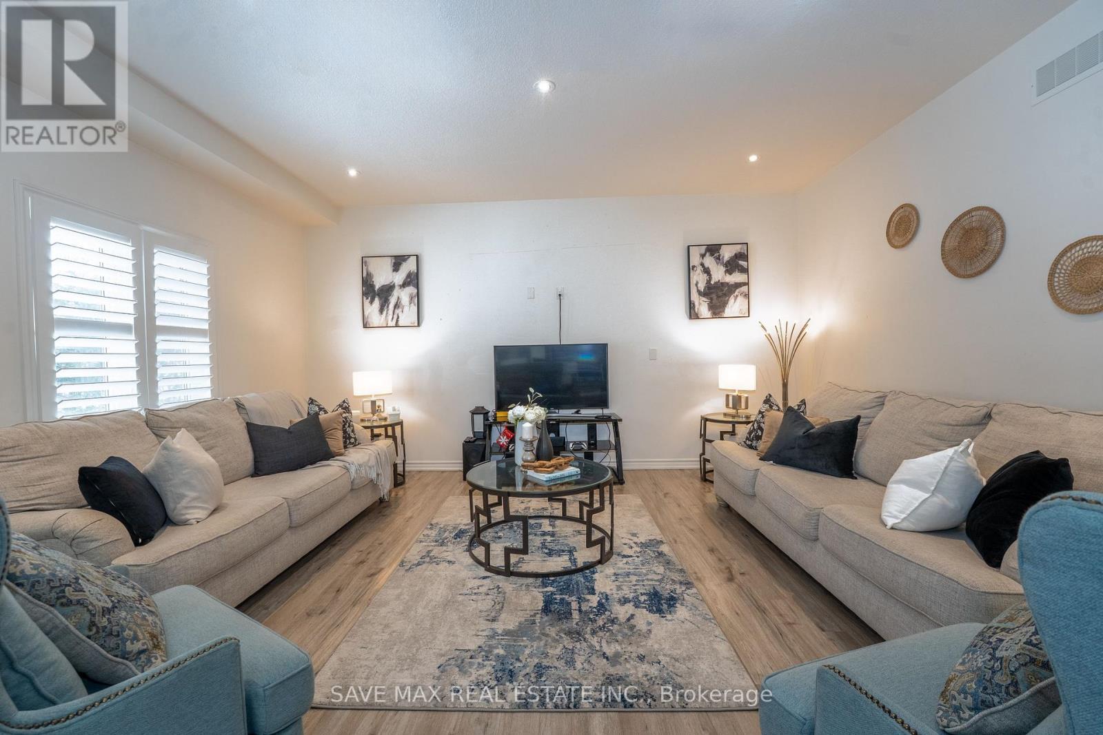 11 Peterson Street, Blandford-Blenheim, ON - Indoor Photo Showing Living Room