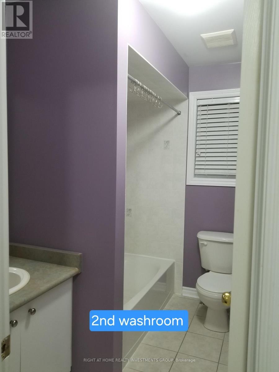Upper Unit - 38 Lang Drive, Barrie, ON - Indoor Photo Showing Bathroom