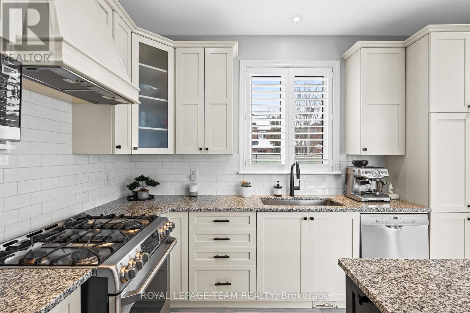 801 Bowercrest Crescent, Ottawa, ON - Indoor Photo Showing Kitchen With Upgraded Kitchen