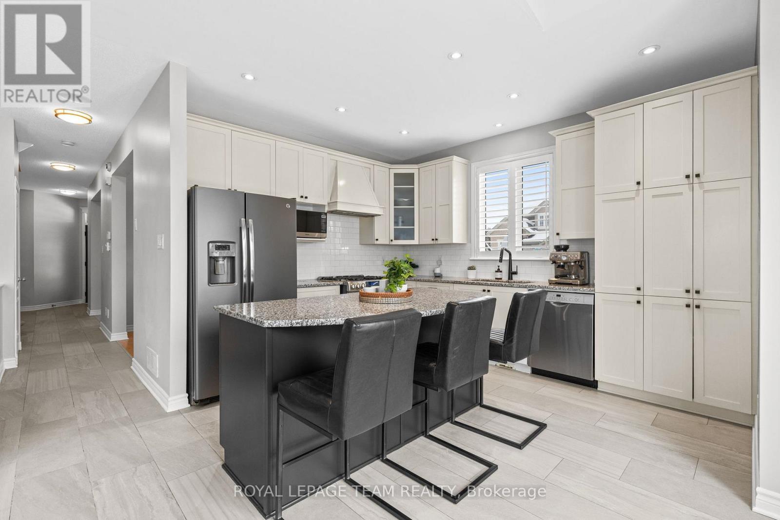 801 Bowercrest Crescent, Ottawa, ON - Indoor Photo Showing Kitchen With Upgraded Kitchen