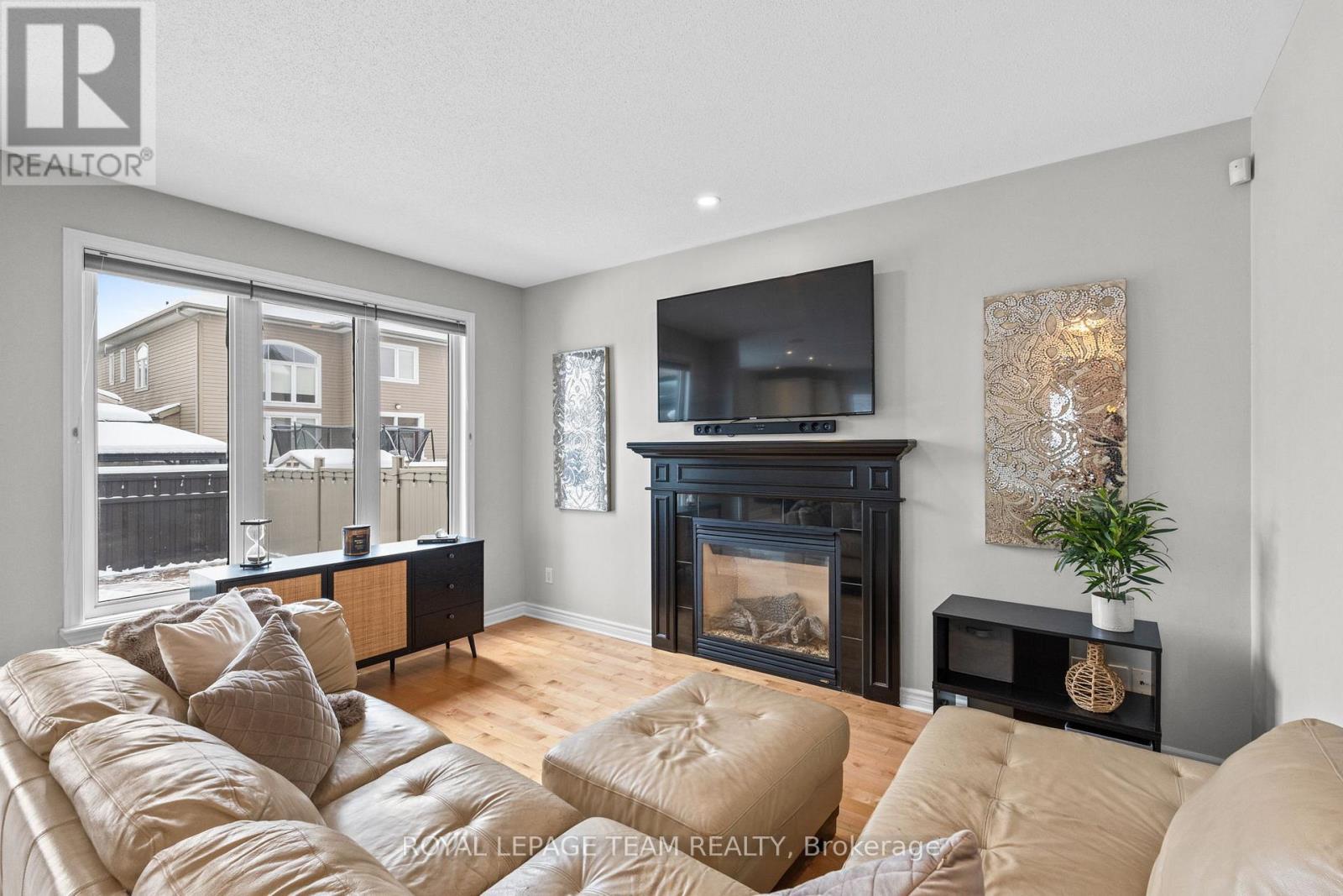 801 Bowercrest Crescent, Ottawa, ON - Indoor Photo Showing Living Room With Fireplace