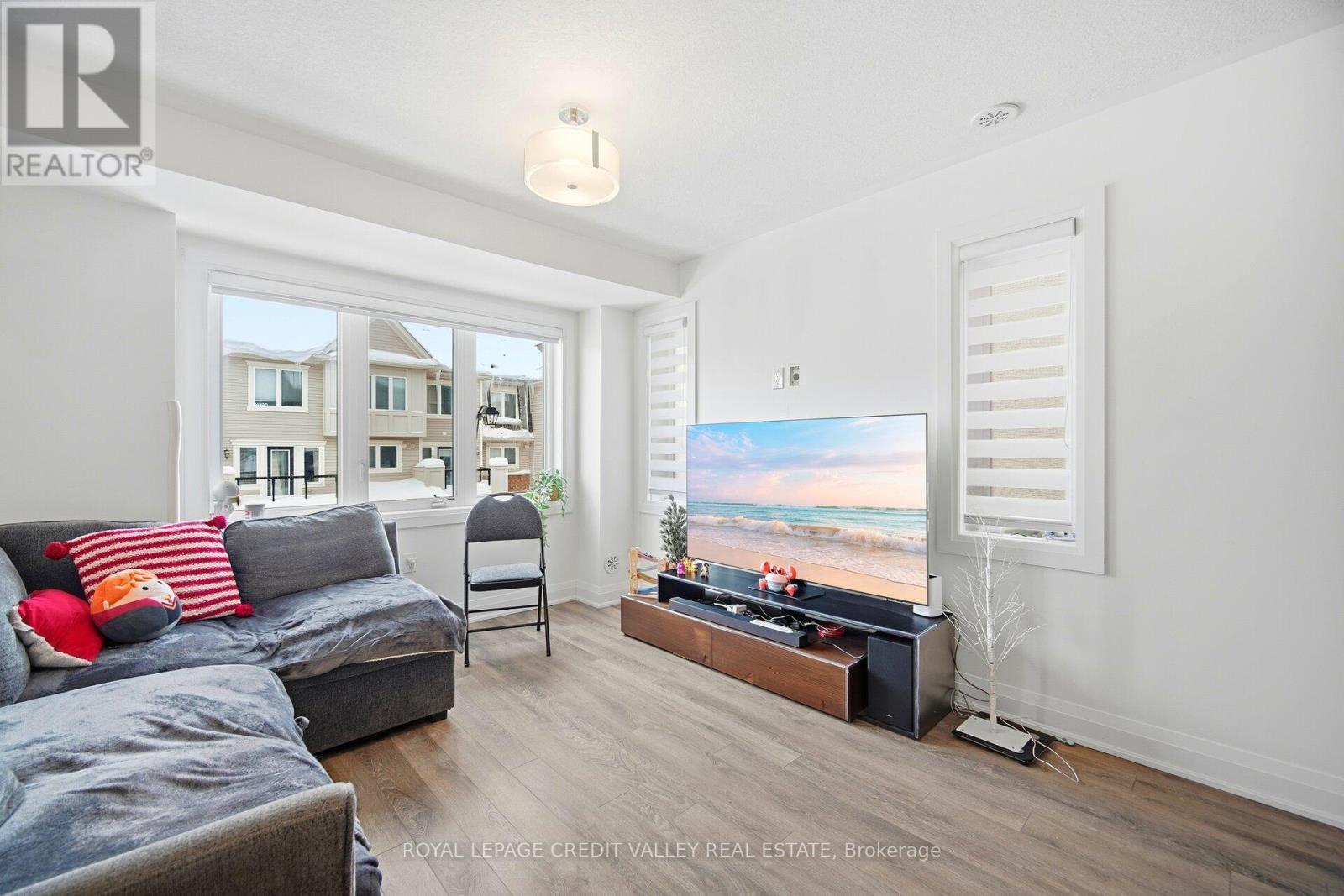 565 Goldenrod Lane, Kitchener, ON - Indoor Photo Showing Living Room