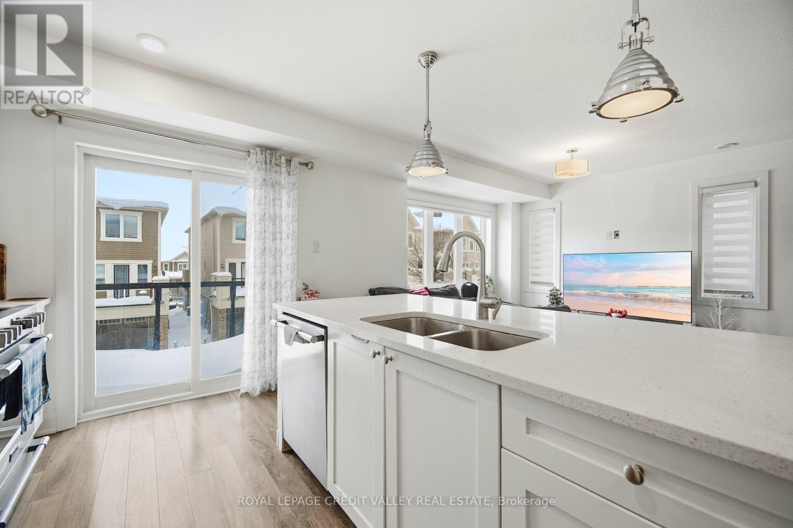 565 Goldenrod Lane, Kitchener, ON - Indoor Photo Showing Kitchen With Double Sink With Upgraded Kitchen