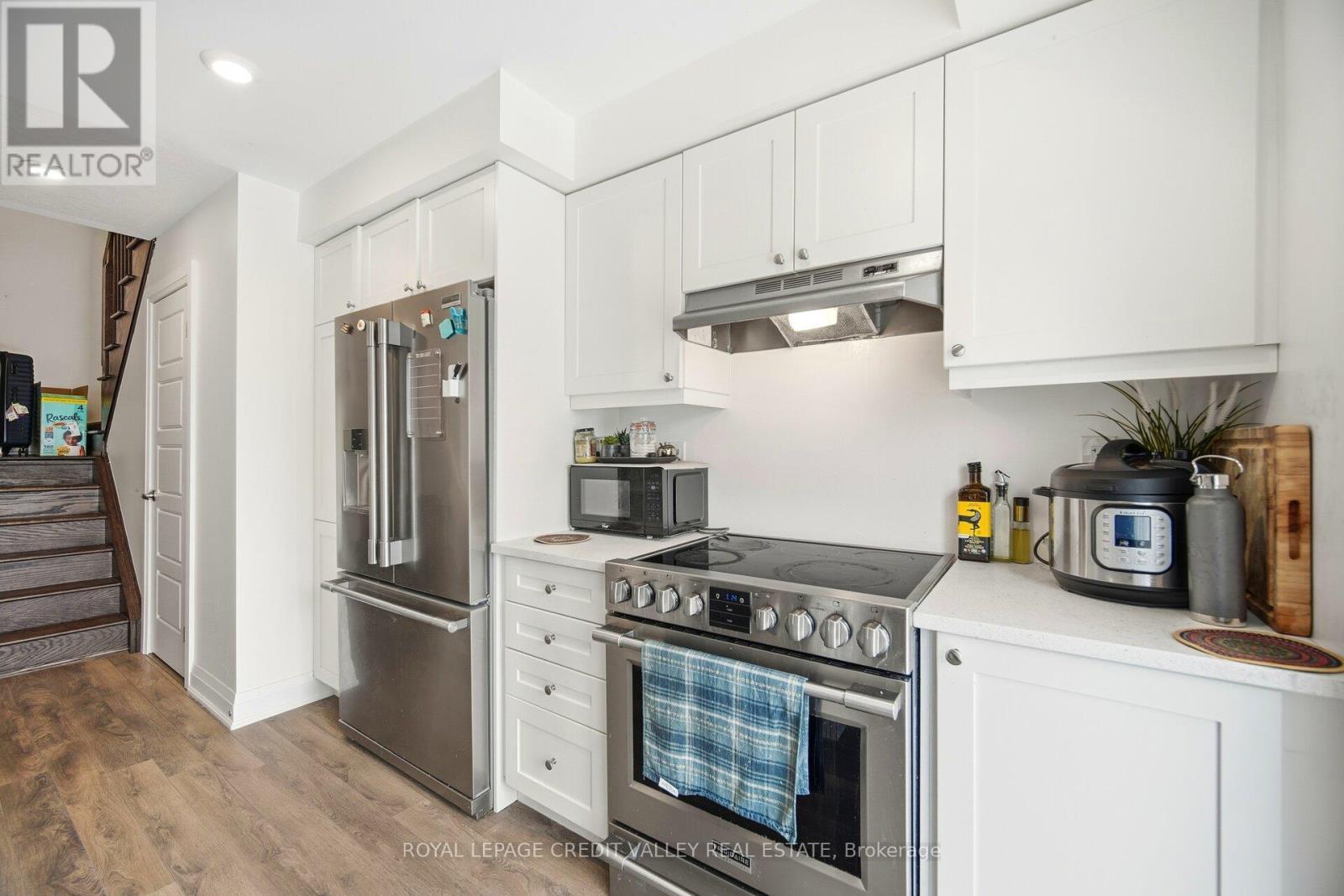 565 Goldenrod Lane, Kitchener, ON - Indoor Photo Showing Kitchen With Stainless Steel Kitchen