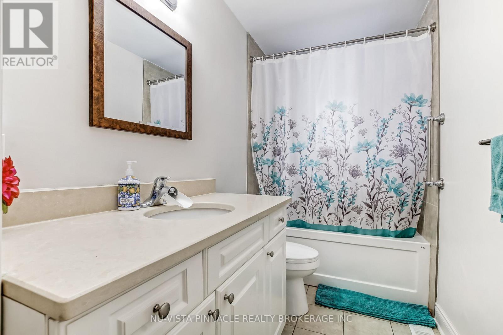 59 Thorncrest Crescent, London South (South D), ON - Indoor Photo Showing Bathroom