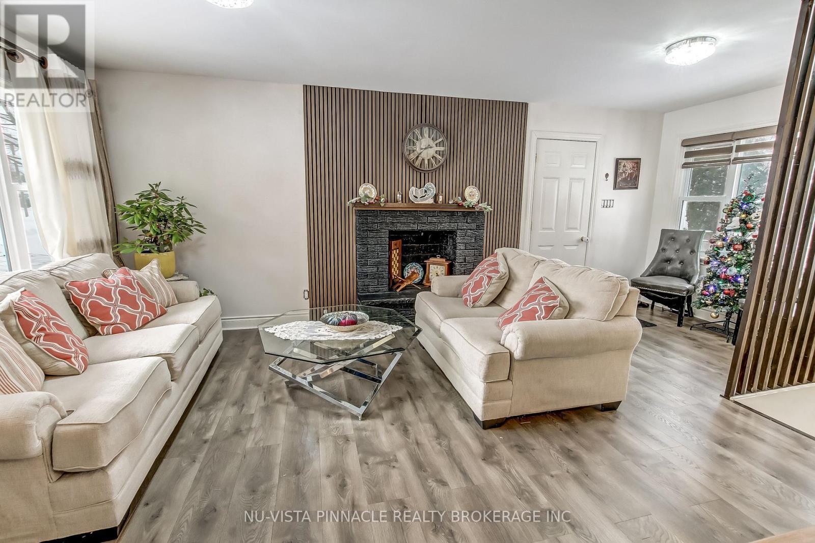 59 Thorncrest Crescent, London South (South D), ON - Indoor Photo Showing Living Room With Fireplace