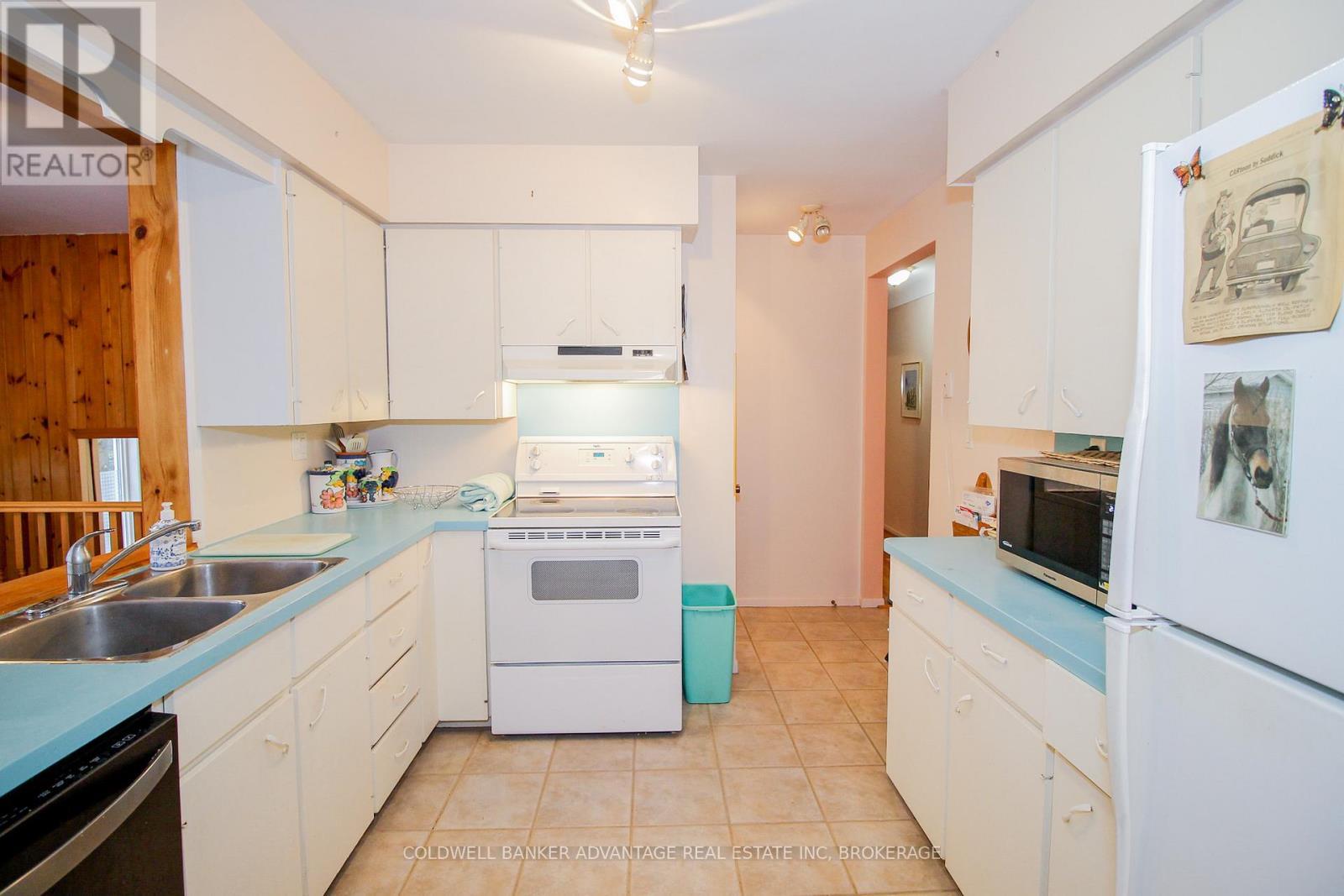 8 Bigelow Crescent, Pelham (Fonthill), ON - Indoor Photo Showing Kitchen With Double Sink