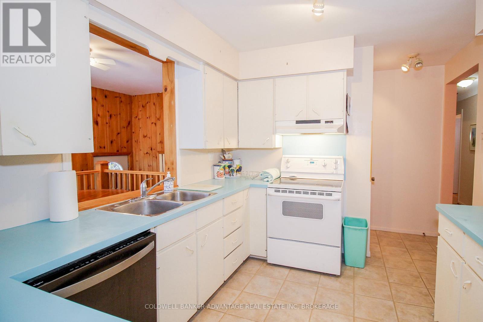 8 Bigelow Crescent, Pelham (Fonthill), ON - Indoor Photo Showing Kitchen With Double Sink