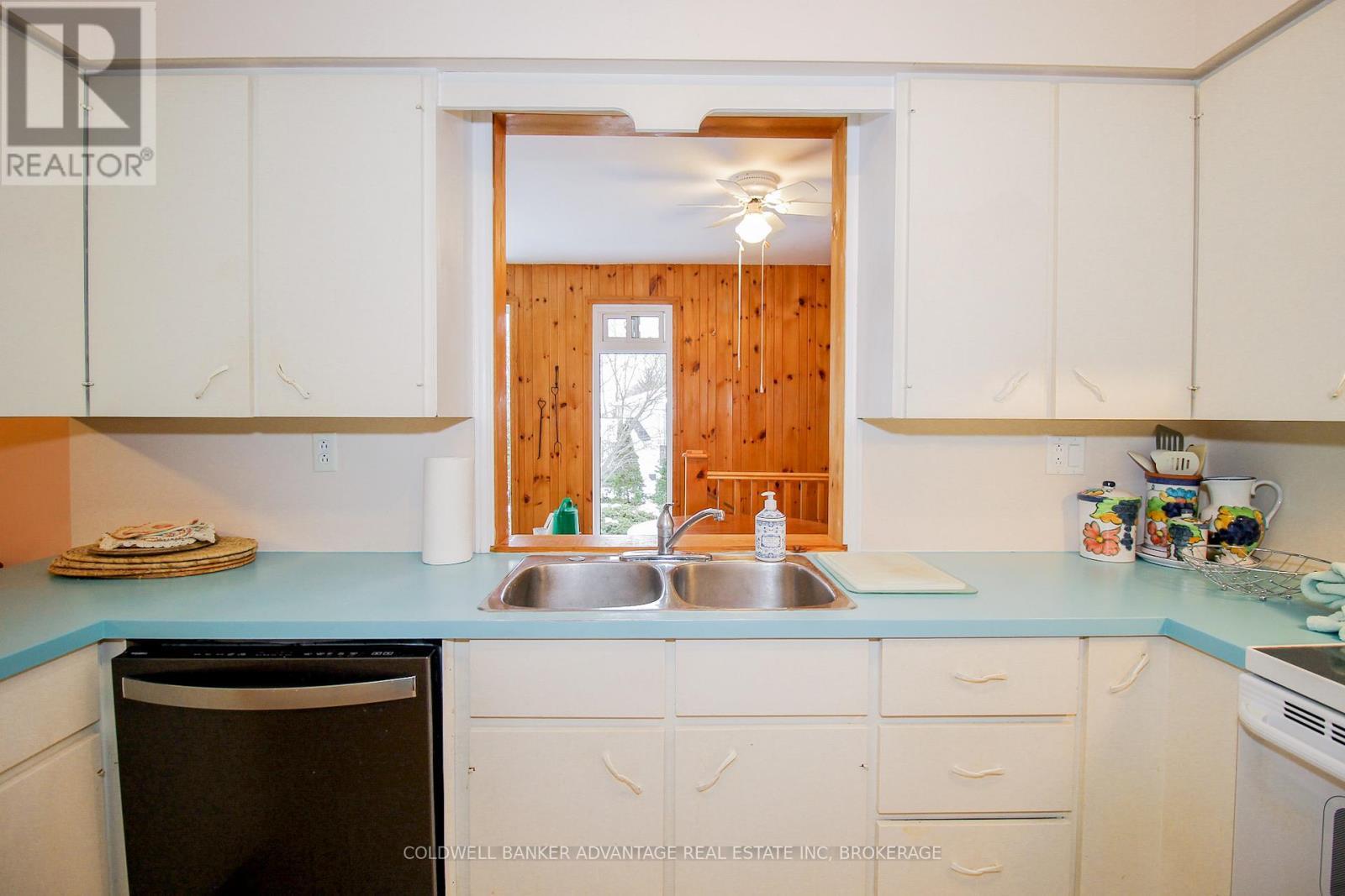 8 Bigelow Crescent, Pelham (Fonthill), ON - Indoor Photo Showing Kitchen With Double Sink