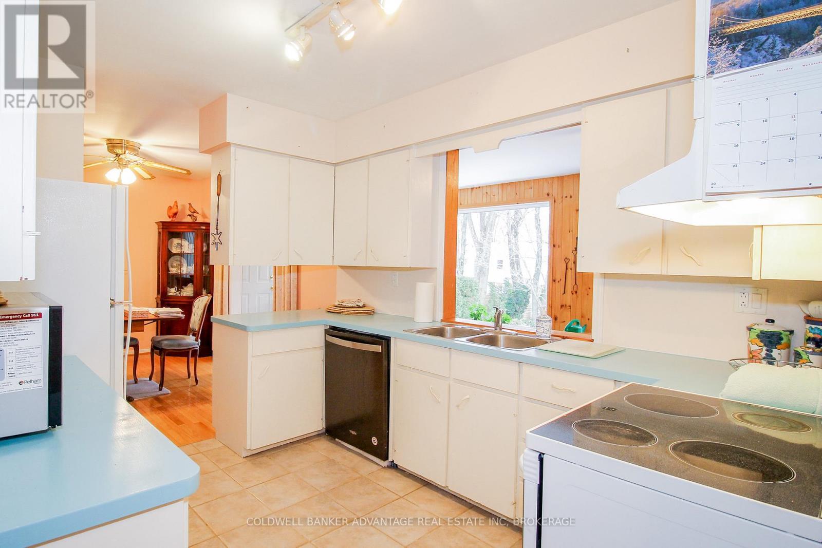 8 Bigelow Crescent, Pelham (Fonthill), ON - Indoor Photo Showing Kitchen With Double Sink