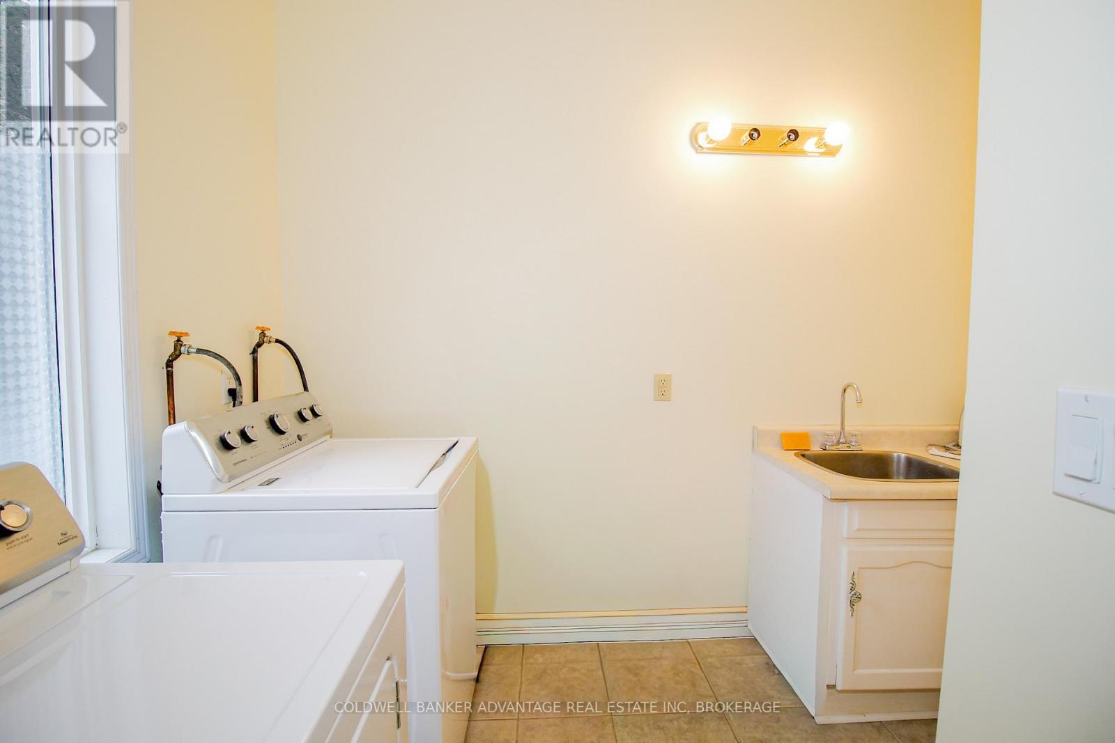 8 Bigelow Crescent, Pelham (Fonthill), ON - Indoor Photo Showing Laundry Room