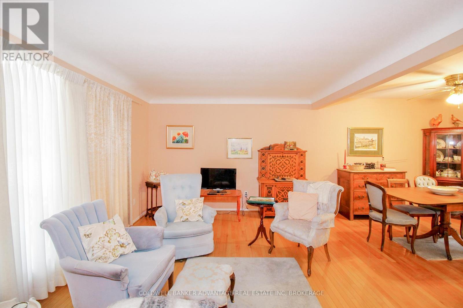 8 Bigelow Crescent, Pelham (Fonthill), ON - Indoor Photo Showing Living Room