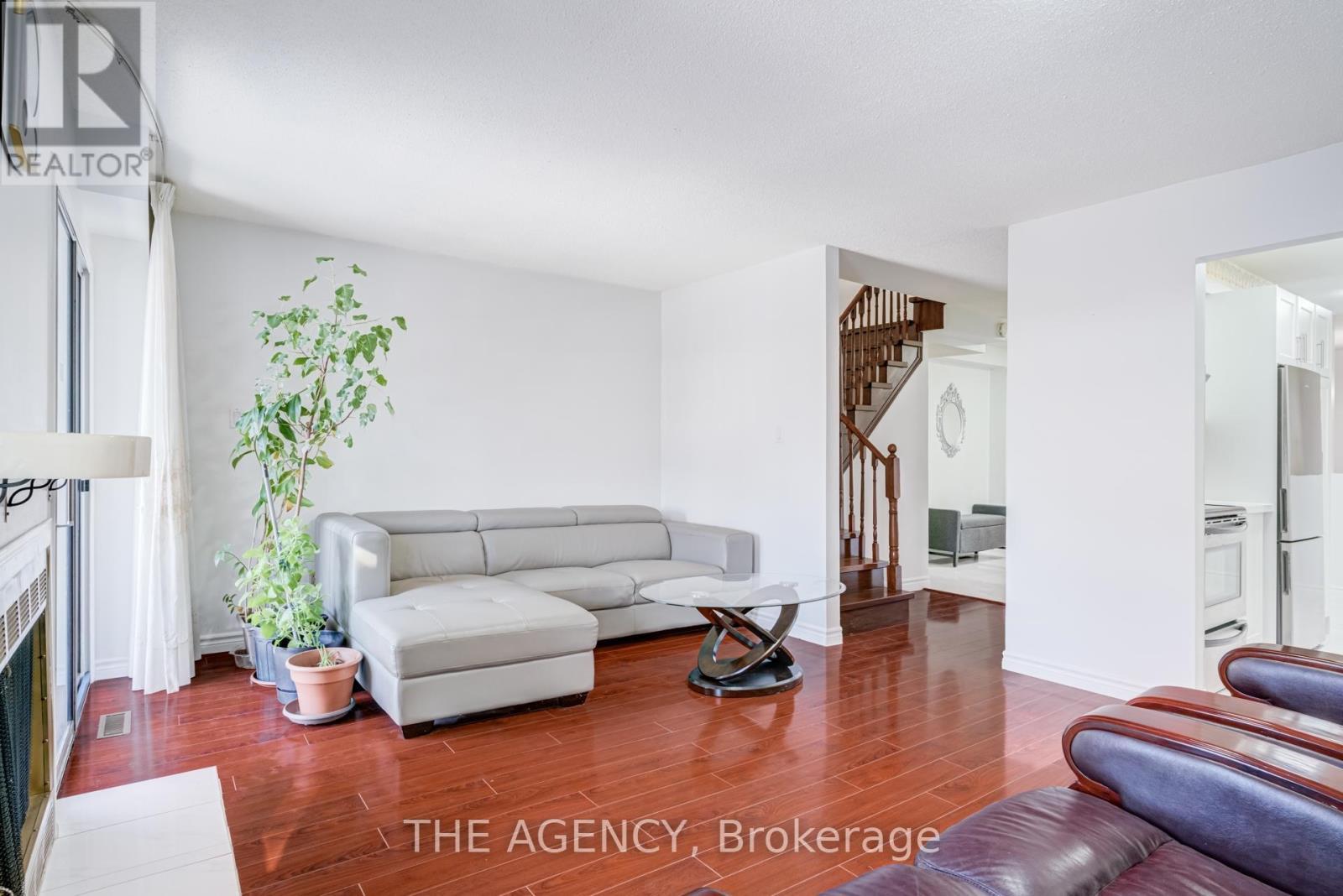 142 Greenbrae Circuit, Toronto, ON - Indoor Photo Showing Living Room