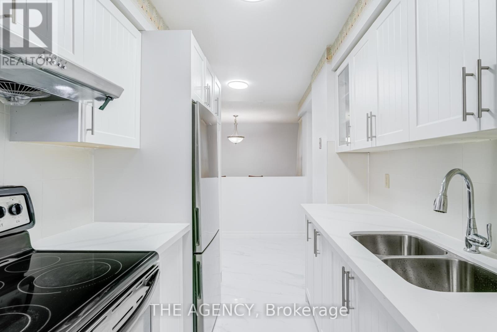 142 Greenbrae Circuit, Toronto, ON - Indoor Photo Showing Kitchen With Double Sink