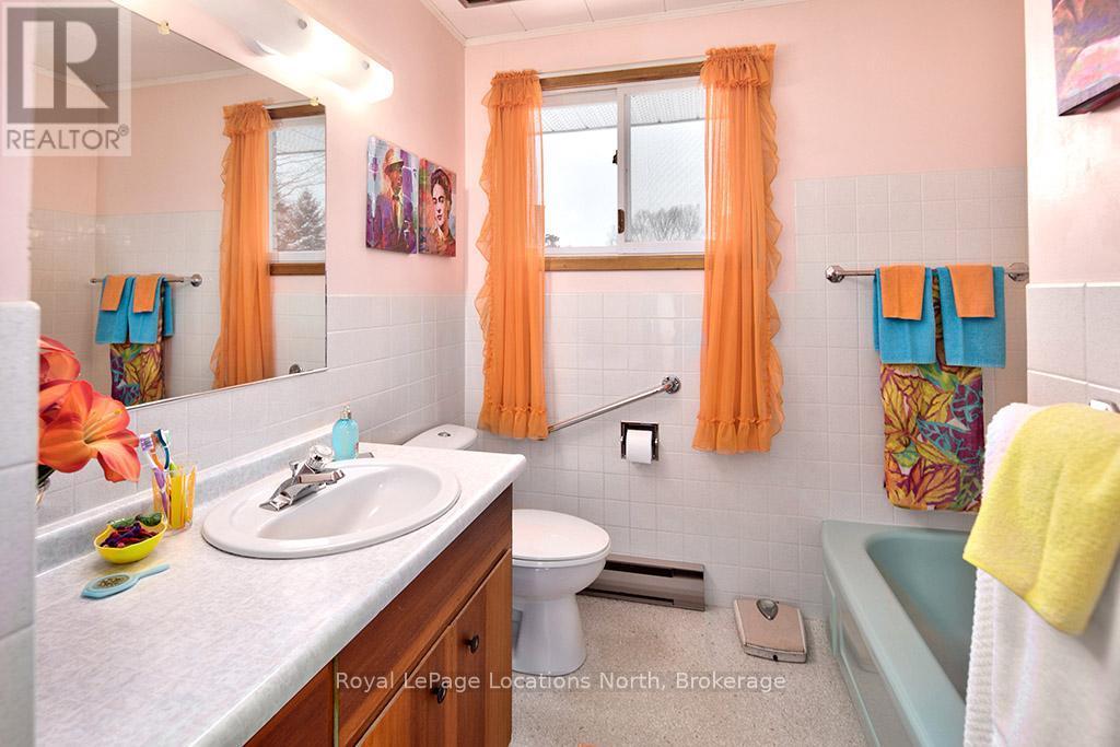 138 Montgomery Street, Meaford, ON - Indoor Photo Showing Bathroom