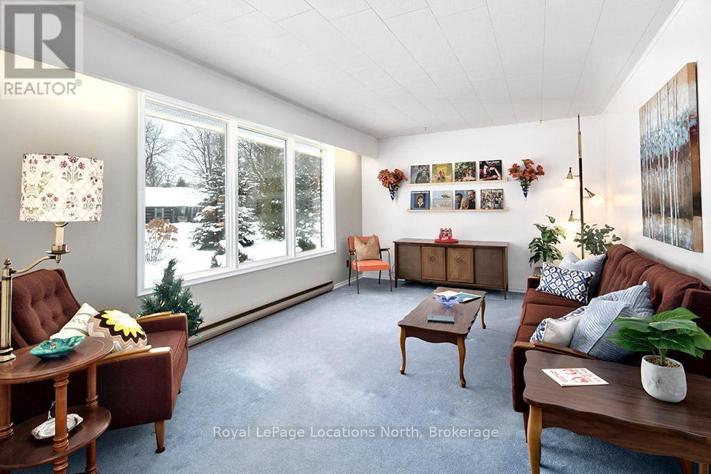 138 Montgomery Street, Meaford, ON - Indoor Photo Showing Living Room