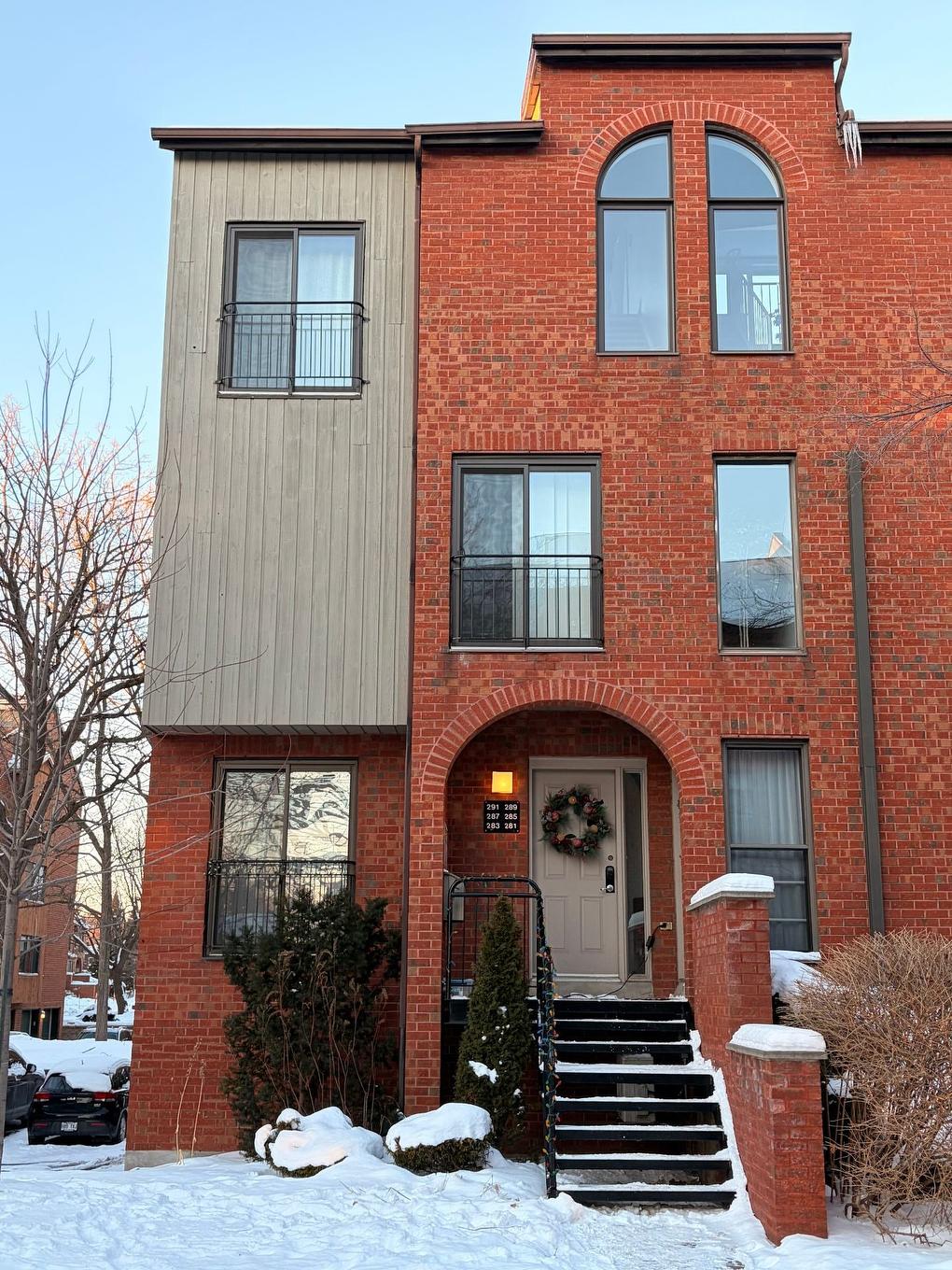 Exterior entrance - 283 Rue D'Orléans, Saint-Lambert, QC - Outdoor