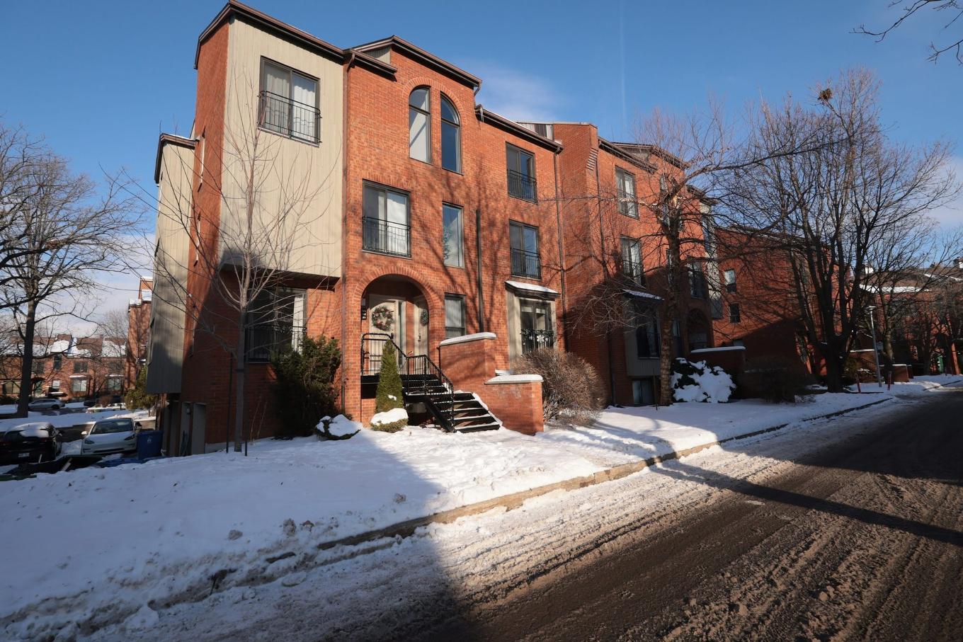 Exterior entrance - 283 Rue D'Orléans, Saint-Lambert, QC - Outdoor