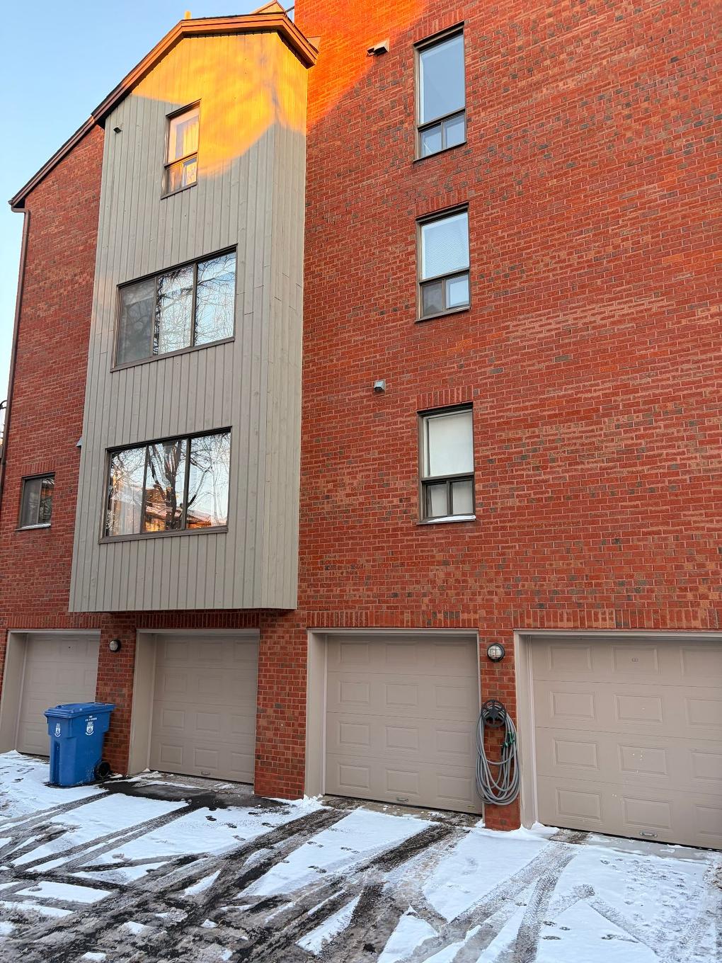 Garage - 283 Rue D'Orléans, Saint-Lambert, QC - Outdoor With Exterior