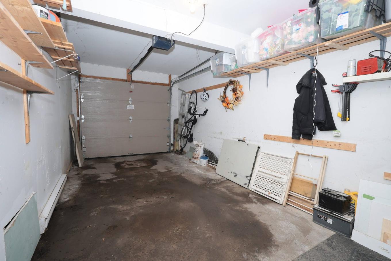 Garage - 283 Rue D'Orléans, Saint-Lambert, QC - Indoor Photo Showing Garage