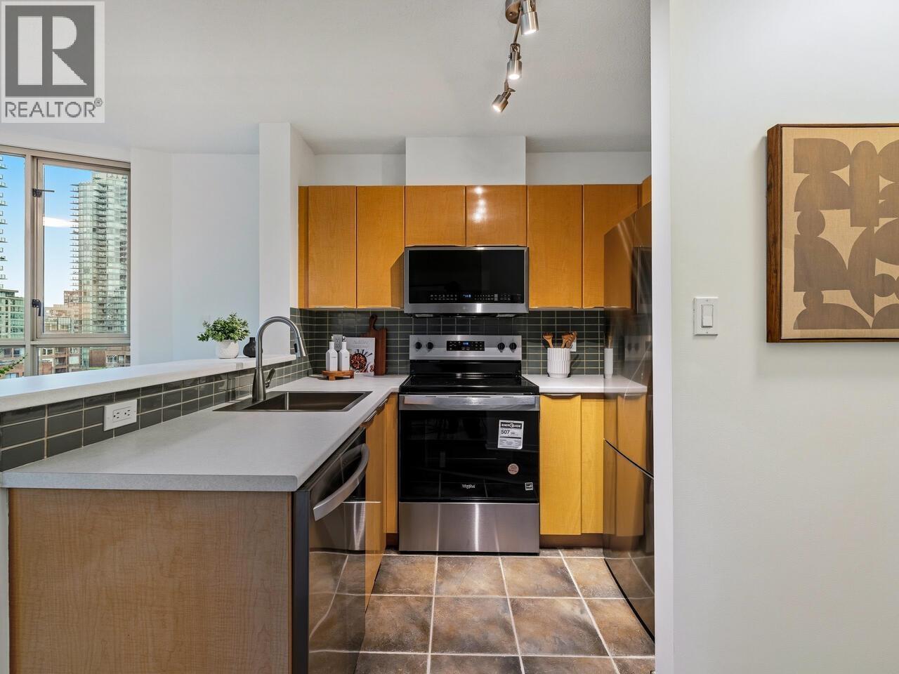 1407 1003 Pacific Street, Vancouver, BC - Indoor Photo Showing Kitchen