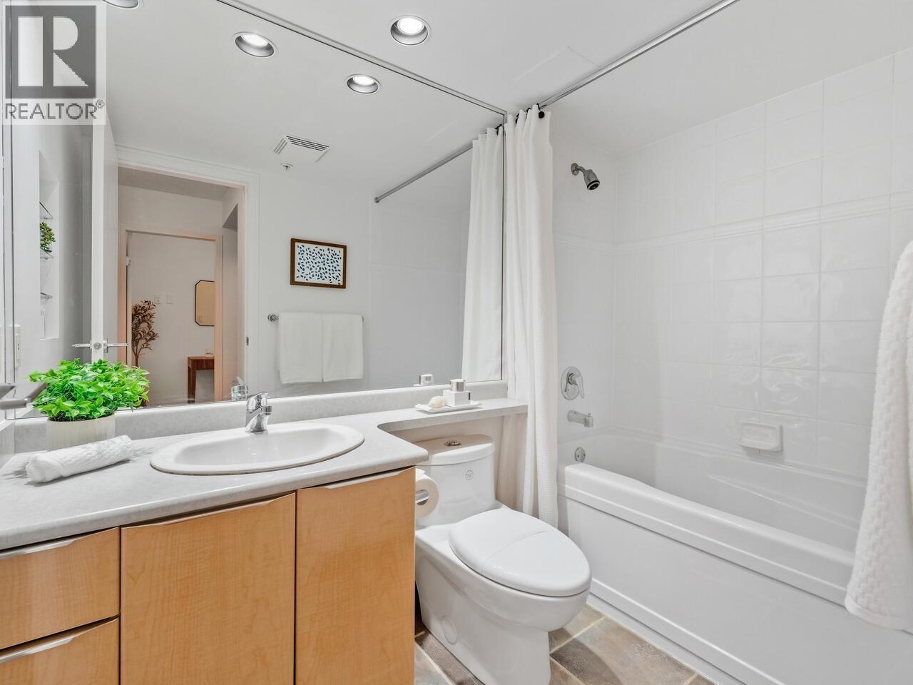 1407 1003 Pacific Street, Vancouver, BC - Indoor Photo Showing Bathroom