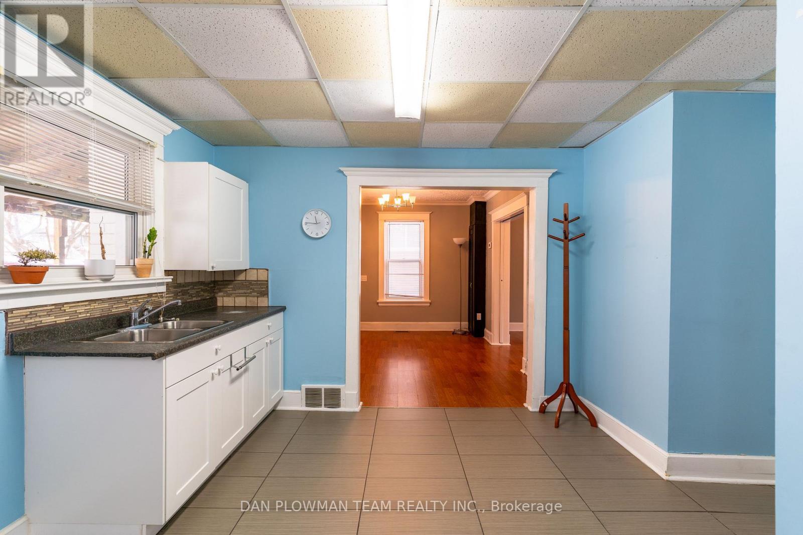 62 Park Road S, Oshawa, ON - Indoor Photo Showing Kitchen With Double Sink