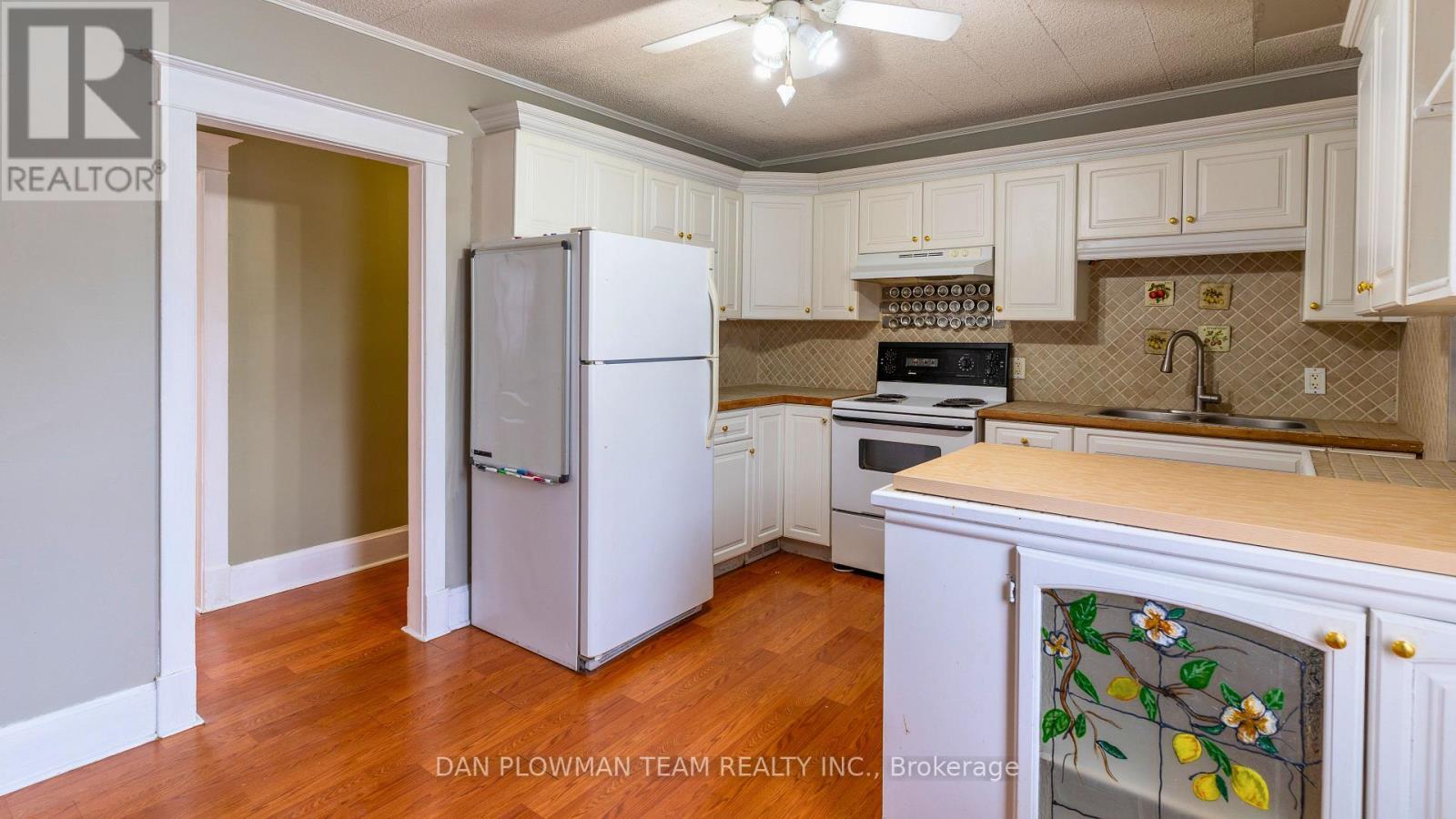 62 Park Road S, Oshawa, ON - Indoor Photo Showing Kitchen